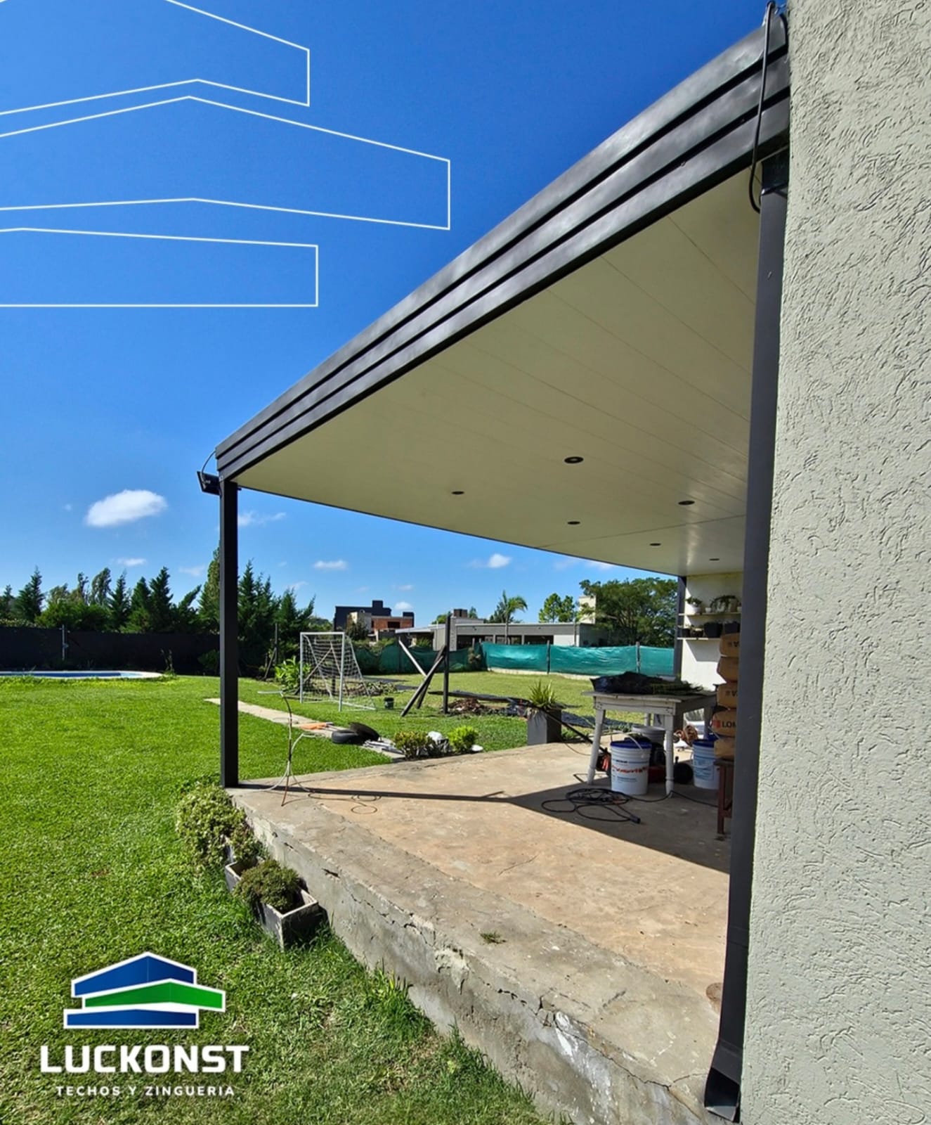 Estructura de techo de madera en construcción