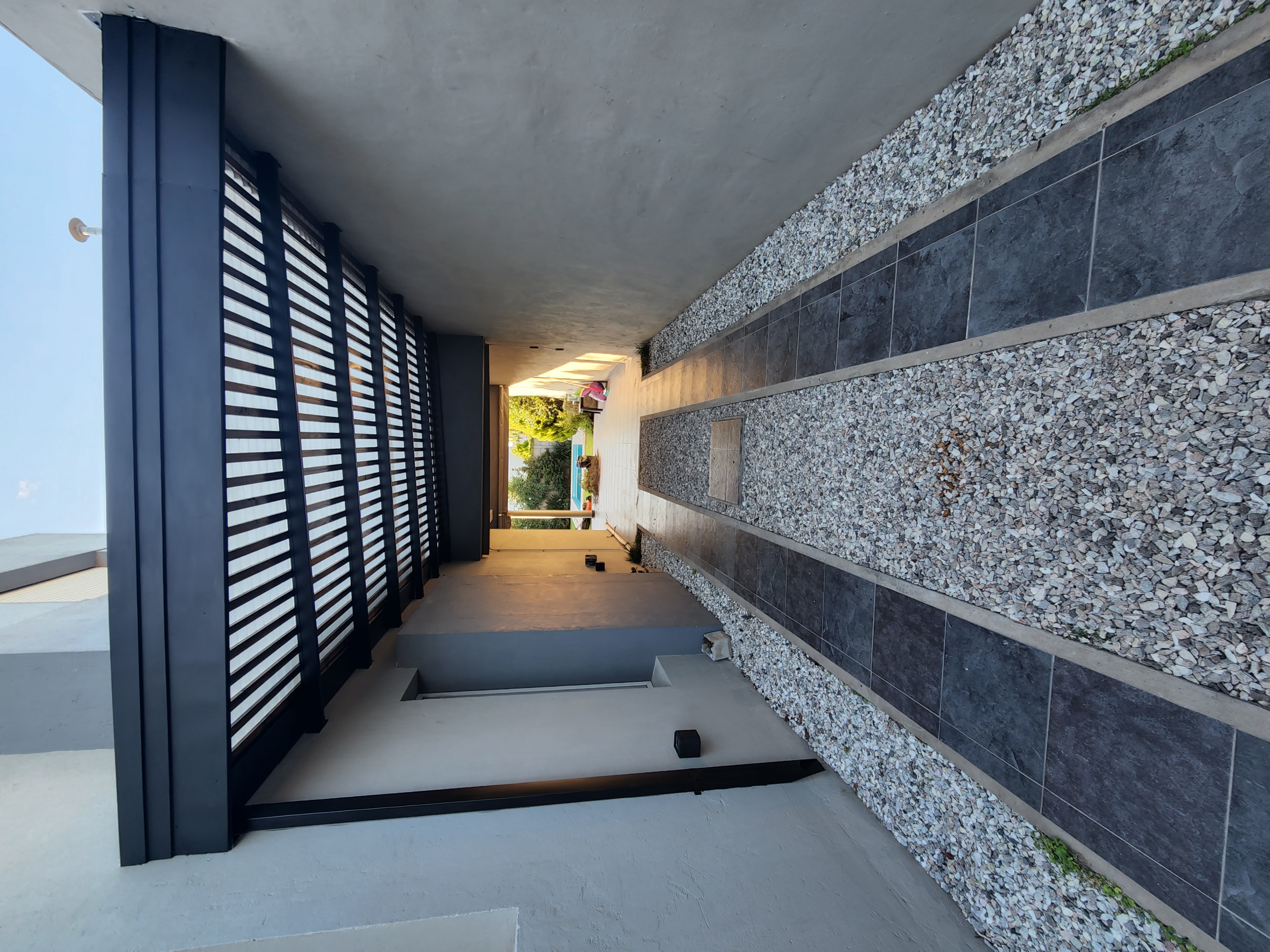 Casa con estructura de madera y terraza