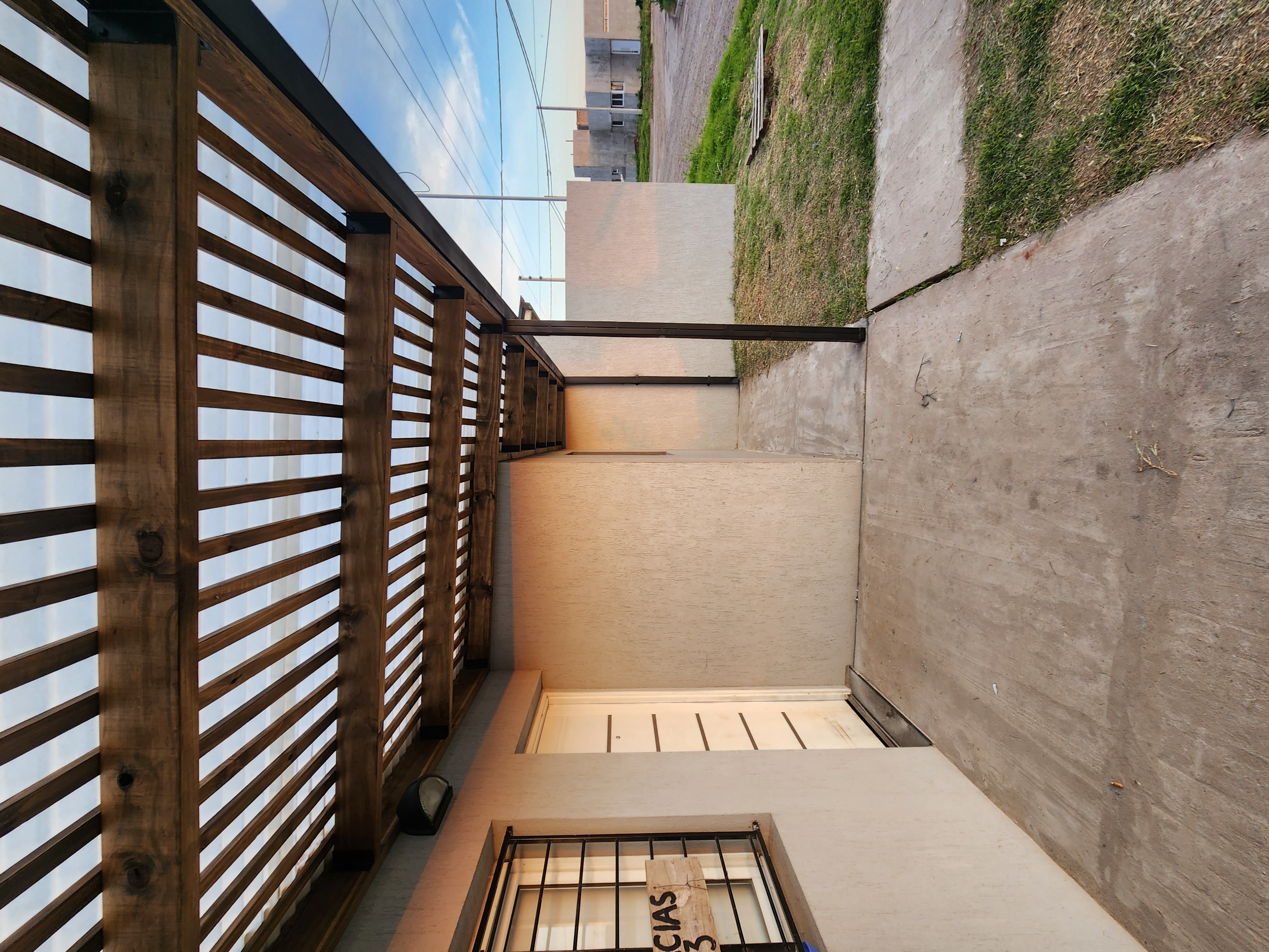 Pergolado moderno traslúcido - Estructura de madera